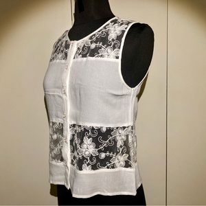 Beautiful Chloe K lace embroidered button down tank, size small